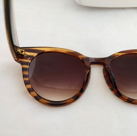 Vintage VERSACE tortoise sunglasses - Picture 4 of 10
